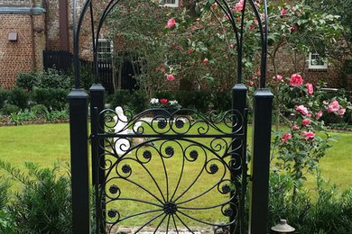 チャールストンにある高級な中くらいなヴィクトリアン調のおしゃれな庭 (庭への小道) の写真
