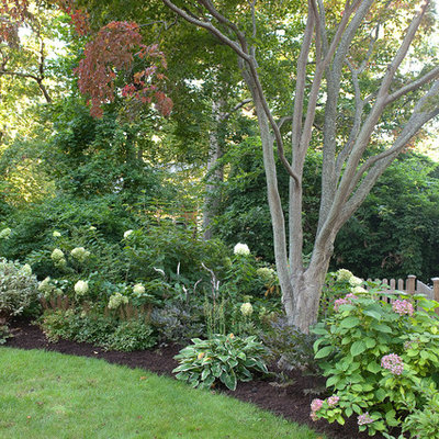 Inspiration for a traditional front yard landscaping in New York.