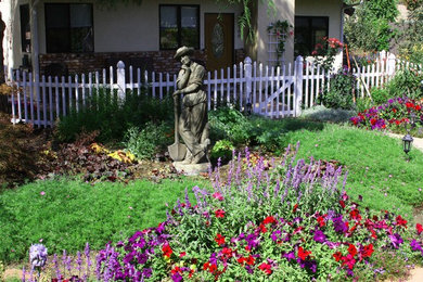 Mittelgroßer, Halbschattiger Uriger Gemüsegarten im Frühling, hinter dem Haus mit Granitsplitt in Los Angeles