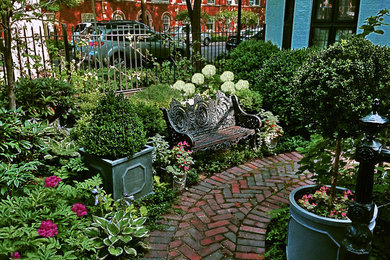Inspiration för små klassiska formella trädgårdar i skuggan framför huset, med marksten i tegel