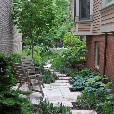 Inspiration for a mid-sized traditional shade side yard landscaping in Chicago.