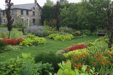 This is an example of a contemporary full sun formal garden in Philadelphia.