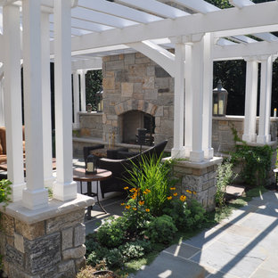 Geometrische Klassische Gartenkamin hinter dem Haus mit direkter Sonneneinstrahlung und Natursteinplatten in Chicago