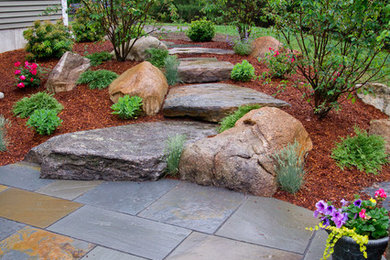 Imagen de jardín rural de tamaño medio en patio trasero con adoquines de piedra natural