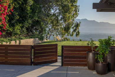 Inspiration for a large modern full sun backyard gate in Los Angeles.