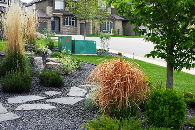Design ideas for a traditional front yard landscaping in Calgary.