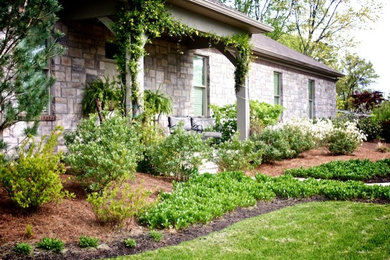 Design ideas for a traditional full sun front yard landscaping in Other for fall.