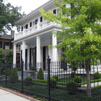 Design ideas for a traditional front yard landscaping in New Orleans.