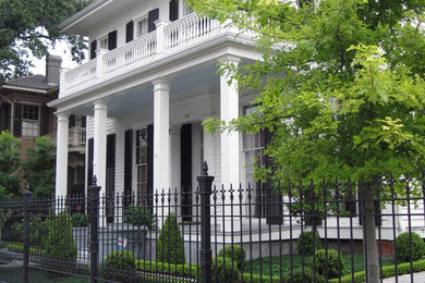 Design ideas for a traditional front yard landscaping in New Orleans.