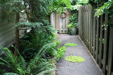 Design ideas for a traditional side yard landscaping in Portland.