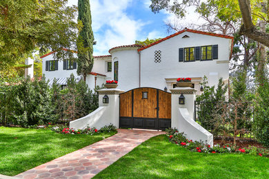 ロサンゼルスにある高級な広い地中海スタイルのおしゃれな庭 (庭への小道、日向、コンクリート敷き	) の写真