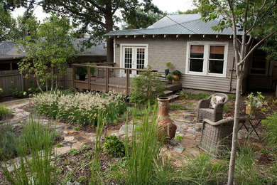 Diseño de jardín de estilo americano en patio trasero con adoquines de piedra natural