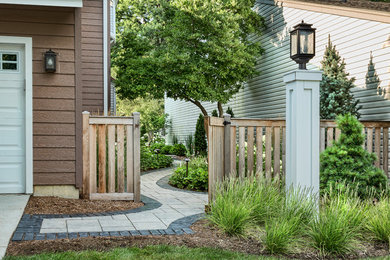 Immagine di un piccolo giardino classico esposto a mezz'ombra davanti casa con un ingresso o sentiero e pavimentazioni in mattoni