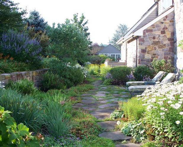 Traditional Landscape by Dear Garden Associates, Inc.