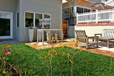 This is an example of a contemporary landscaping in Los Angeles.