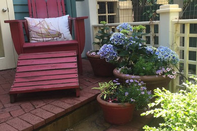 Foto de jardín campestre de tamaño medio en patio delantero con exposición parcial al sol y adoquines de ladrillo