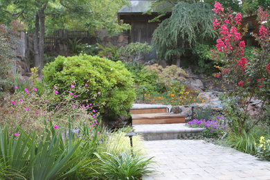 Foto de jardín moderno grande en patio delantero con adoquines de ladrillo