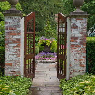 Esempio di un giardino tradizionale esposto in pieno sole con pavimentazioni in pietra naturale e un ingresso o sentiero