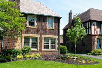 Photo of a transitional landscaping in Cleveland.