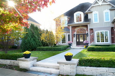 This is an example of a mid-sized traditional full sun front yard stone garden path in Chicago.