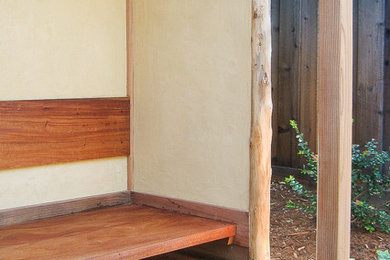Diseño de jardín asiático pequeño en patio trasero con exposición total al sol y adoquines de piedra natural