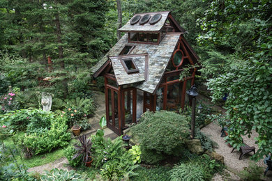 Idée de décoration pour un jardin arrière asiatique de taille moyenne avec un foyer extérieur, une exposition ombragée et des pavés en pierre naturelle.