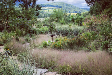 Foto de camino de jardín de secano ecléctico de tamaño medio en ladera con exposición total al sol y adoquines de piedra natural