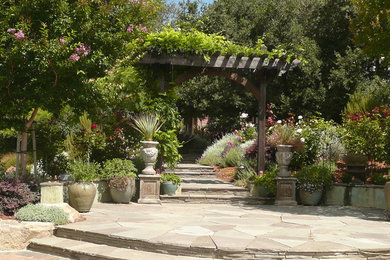 Idées déco pour un grand jardin arrière classique avec une exposition ensoleillée et des pavés en pierre naturelle.