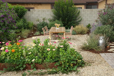 Diseño de jardín mediterráneo en patio trasero con exposición total al sol