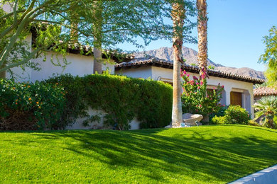 Modelo de jardín de secano de estilo americano grande en patio delantero con exposición total al sol y gravilla
