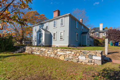 Photo of a mid-sized farmhouse front yard landscaping in Boston.