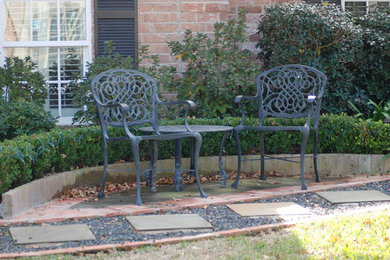 ヒューストンにある高級な広いトラディショナルスタイルのおしゃれな前庭 (砂利舗装、半日向) の写真