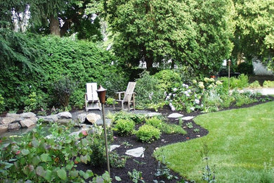 フィラデルフィアにあるお手頃価格の中くらいなトラディショナルスタイルのおしゃれな庭の写真
