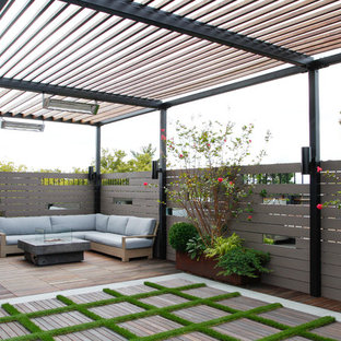 Ispirazione per un giardino minimal dietro casa con un focolare e pedane