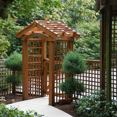 Inspiration for a traditional backyard garden path in Portland.