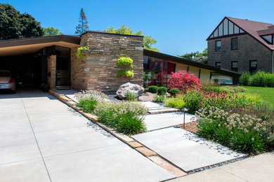 Diseño de jardín vintage de tamaño medio en verano en patio delantero con exposición total al sol