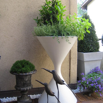 Mid-Century Modern Architectural Hourglass Spindel Planter: Indoor Garden Design
