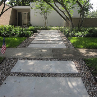 Inspiration for a mid-century modern landscaping in Houston.