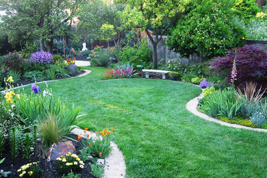 サンディエゴにある広い、春のトラディショナルスタイルのおしゃれな庭 (コンテナガーデン、半日向、砂利舗装) の写真
