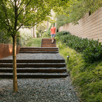 This is an example of a mid-century modern landscaping in Atlanta.