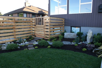 Modelo de jardín contemporáneo de tamaño medio en patio trasero
