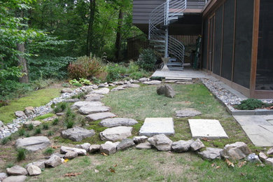 ワシントンD.C.にあるミッドセンチュリースタイルのおしゃれな庭の写真