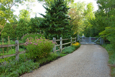 Photo of a driveway garden in Chicago with gravel.