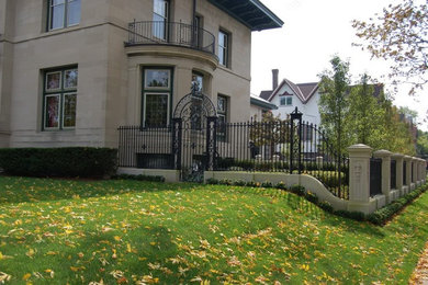 This is an example of a mid-sized traditional full sun backyard garden path in Milwaukee.