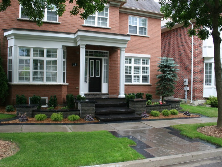 Traditional Landscape - Driveway