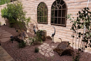 Diseño de jardín de secano de estilo americano pequeño en primavera en patio lateral con exposición parcial al sol
