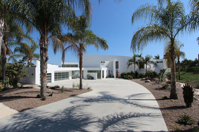 Geräumiger Moderner Vorgarten mit Auffahrt in San Diego