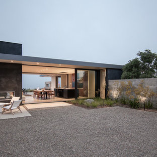 Großer Moderner Kiesgarten hinter dem Haus mit Kamin und direkter Sonneneinstrahlung in Santa Barbara