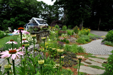 ポートランド(メイン)にある高級な広いトラディショナルスタイルのおしゃれな前庭 (庭への小道、日向) の写真