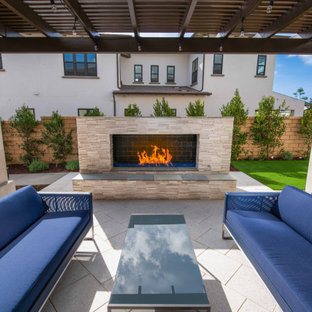 Mittelgroßer, Geometrischer Moderner Garten neben dem Haus mit Kamin und Betonplatten in San Diego